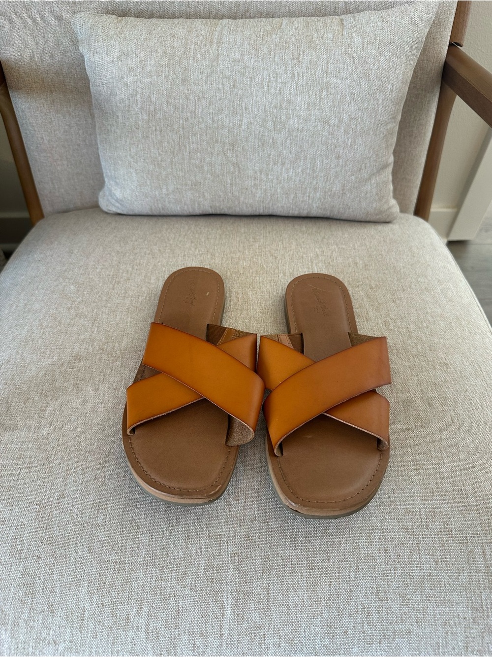 Universal Thread Tan Brown Leather Cross‑Strap Slide Sandals